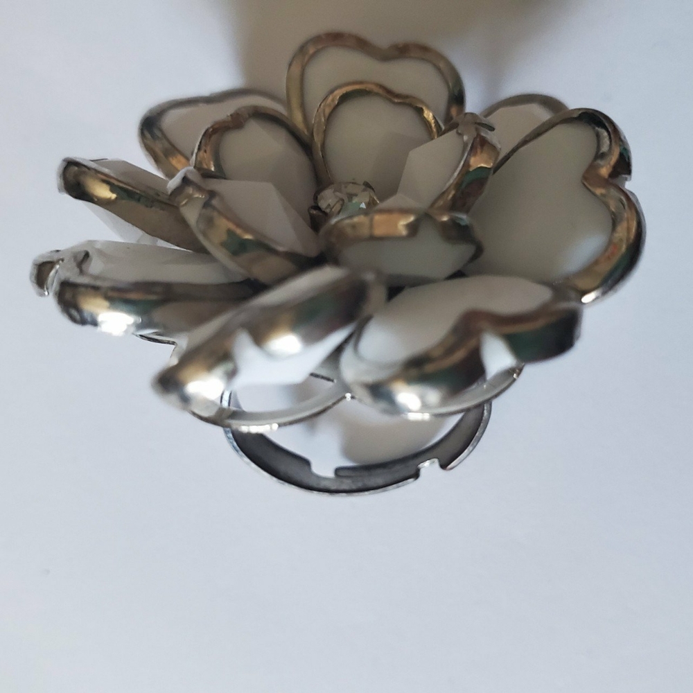 White+Silver Flower Ring - Picture 2 of 3